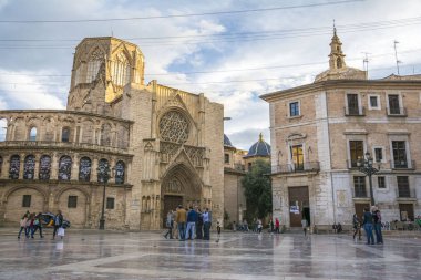 Aziz Meryem Meydanı Plaza de la Virgen günbatımının ışığında Valencia, İspanya 'da güzel turistlerin ilgisini çekiyor.