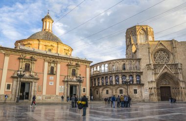 Aziz Meryem Meydanı Plaza de la Virgen günbatımının ışığında Valencia, İspanya 'da güzel turistlerin ilgisini çekiyor.