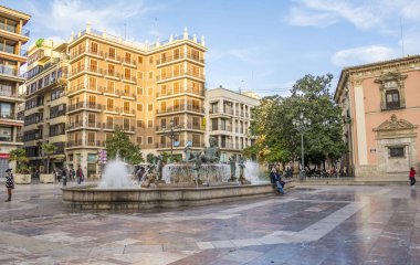 Valencia, İspanya 'daki Plaza de la Virgen Pınarındaki Turia Çeşmesi.