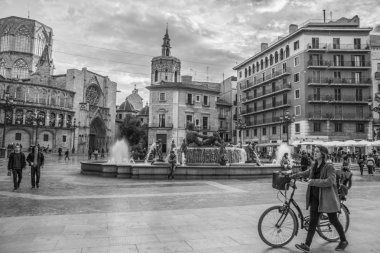 Aziz Meryem Meydanı Plaza de la Virgen günbatımının ışığında Valencia, İspanya 'da güzel turistlerin ilgisini çekiyor.