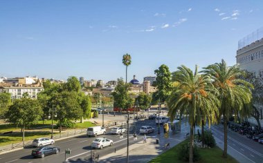 Valencia, İspanya - 9 Kasım 2016. Valencia, İspanya, Serrano Towers, kentin antik kapı üzerinden görünümü.