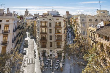 Valencia, İspanya - 9 Kasım 2016. Valencia, İspanya, Serrano Towers, kentin antik kapı üzerinden görünümü.