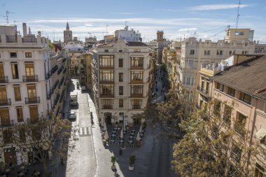 Valencia, İspanya - 9 Kasım 2016. Valencia, İspanya, Serrano Towers, kentin antik kapı üzerinden görünümü.