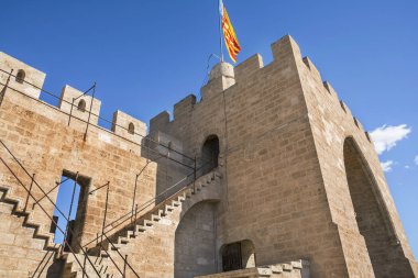 Valencia bayrağı Serranos Kulelerinin tepesinde dalgalanıyor, Valencia