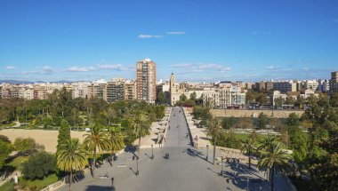 Serrano köprüsü Valencia 'nın antik kesimindeki kulelerden görüldü, İspanya