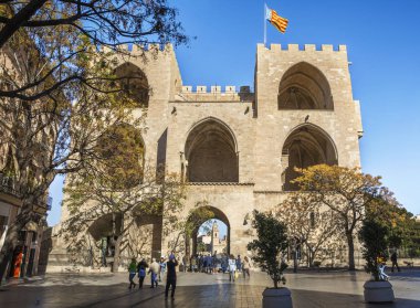 Arka cephe Serranos kapısı veya Serranos Towers, antik kent duvarının Valencia, İspanya