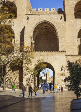 Arka cephe Serranos kapısı veya Serranos Towers, antik kent duvarının Valencia, İspanya