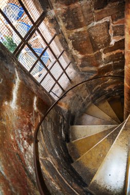 Valencia Metropolitan Bazilika Katedrali, İspanya 'nın Aziz Mary kulesindeki eski taş merdivenler..