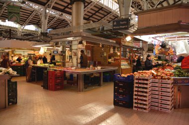 Valencia, İspanya - 9 Kasım 2016. Merkez çarşı içinde - Mercado Merkez Plaza Ciudad De Brujas, Valencia, İspanya