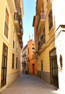 Valencia, İspanya - 9 Kasım 2016. Valencia eski merkezi pitoresk dar sokak. 