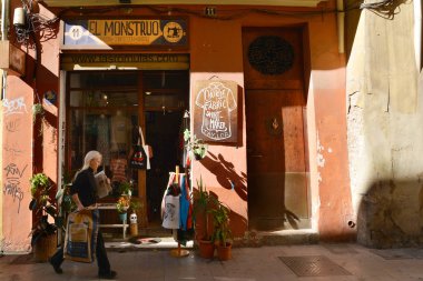 Valencia, İspanya - 9 Kasım 2016. Sokak fotoğrafçılığı Valencia eski merkezi. Işık ve gölge.