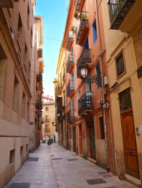 Valencia, İspanya - 9 Kasım 2016. Valencia eski merkezi pitoresk dar sokak. 