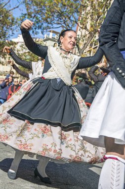 Valencia, İspanya - 6 Kasım 2016. Grup dansçıların merkezi pazarının kurucu beri 100 yaşında Plaza del Mercado (Placa del Mercat), Valencia, üzerinde bir geleneksel dans gerçekleştirmek