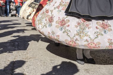 Geleneksel İspanyol kostümleri. Grup performans dansçılar. 