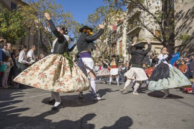 Valencia, İspanya - 6 Kasım 2016. Grup dansçıların merkezi pazarının kurucu beri 100 yaşında Plaza del Mercado (Placa del Mercat), Valencia, üzerinde bir geleneksel dans gerçekleştirmek