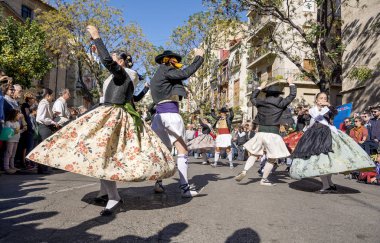 Valencia, İspanya - 6 Kasım 2016. Grup dansçıların merkezi pazarının kurucu beri 100 yaşında Plaza del Mercado (Placa del Mercat), Valencia, üzerinde bir geleneksel dans gerçekleştirmek