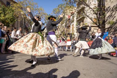 Valencia, İspanya - 6 Kasım 2016. Grup dansçıların merkezi pazarının kurucu beri 100 yaşında Plaza del Mercado (Placa del Mercat), Valencia, üzerinde bir geleneksel dans gerçekleştirmek