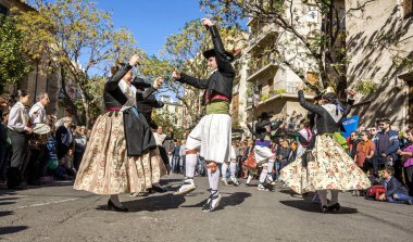 Valencia, İspanya - 6 Kasım 2016. Grup dansçıların merkezi pazarının kurucu beri 100 yaşında Plaza del Mercado (Placa del Mercat), Valencia, üzerinde bir geleneksel dans gerçekleştirmek
