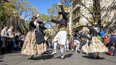 Valencia, İspanya - 6 Kasım 2016. Grup dansçıların merkezi pazarının kurucu beri 100 yaşında Plaza del Mercado (Placa del Mercat), Valencia, üzerinde bir geleneksel dans gerçekleştirmek