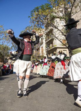 Valencia, İspanya - 6 Kasım 2016. Grup dansçıların merkezi pazarının kurucu beri 100 yaşında Plaza del Mercado (Placa del Mercat), Valencia, üzerinde bir geleneksel dans gerçekleştirmek