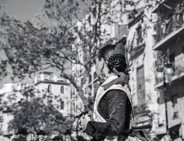 Valencia, İspanya - 6 Kasım 2016. Grup dansçıların merkezi pazarının kurucu beri 100 yaşında Plaza del Mercado (Placa del Mercat), Valencia, üzerinde bir geleneksel dans gerçekleştirmek