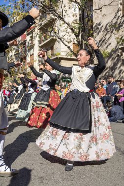 Valencia, İspanya - 6 Kasım 2016. Grup dansçıların merkezi pazarının kurucu beri 100 yaşında Plaza del Mercado (Placa del Mercat), Valencia, üzerinde bir geleneksel dans gerçekleştirmek