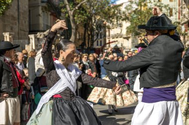 Valencia, İspanya - 6 Kasım 2016. Grup dansçıların merkezi pazarının kurucu beri 100 yaşında Plaza del Mercado (Placa del Mercat), Valencia, üzerinde bir geleneksel dans gerçekleştirmek