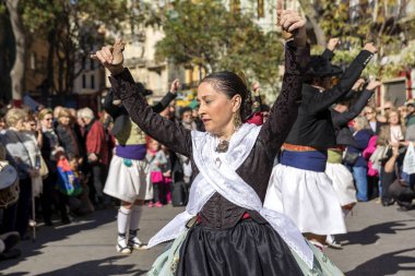 Valencia, İspanya - 6 Kasım 2016. Grup dansçıların merkezi pazarının kurucu beri 100 yaşında Plaza del Mercado (Placa del Mercat), Valencia, üzerinde bir geleneksel dans gerçekleştirmek