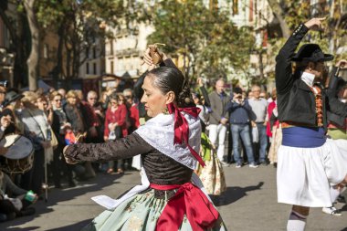 Valencia, İspanya - 6 Kasım 2016. Grup dansçıların merkezi pazarının kurucu beri 100 yaşında Plaza del Mercado (Placa del Mercat), Valencia, üzerinde bir geleneksel dans gerçekleştirmek