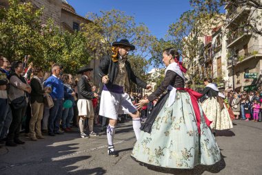 Valencia, İspanya - 6 Kasım 2016. Grup dansçıların merkezi pazarının kurucu beri 100 yaşında Plaza del Mercado (Placa del Mercat), Valencia, üzerinde bir geleneksel dans gerçekleştirmek