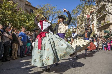 Valencia, İspanya - 6 Kasım 2016. Grup dansçıların merkezi pazarının kurucu beri 100 yaşında Plaza del Mercado (Placa del Mercat), Valencia, üzerinde bir geleneksel dans gerçekleştirmek