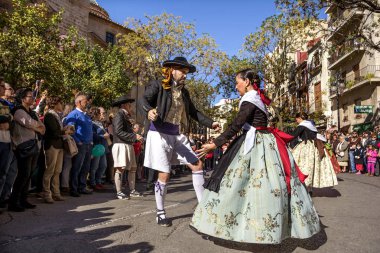 Valencia, İspanya - 6 Kasım 2016. Grup dansçıların merkezi pazarının kurucu beri 100 yaşında Plaza del Mercado (Placa del Mercat), Valencia, üzerinde bir geleneksel dans gerçekleştirmek