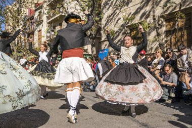 Valencia, İspanya - 6 Kasım 2016. Grup dansçıların merkezi pazarının kurucu beri 100 yaşında Plaza del Mercado (Placa del Mercat), Valencia, üzerinde bir geleneksel dans gerçekleştirmek