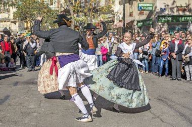 Valencia, İspanya - 6 Kasım 2016. Grup dansçıların merkezi pazarının kurucu beri 100 yaşında Plaza del Mercado (Placa del Mercat), Valencia, üzerinde bir geleneksel dans gerçekleştirmek