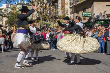 Valencia, İspanya - 6 Kasım 2016. Grup dansçıların merkezi pazarının kurucu beri 100 yaşında Plaza del Mercado (Placa del Mercat), Valencia, üzerinde bir geleneksel dans gerçekleştirmek