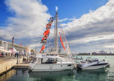 Valencia, İspanya - 5 Kasım 2016. Valencia Boat Show Marina gerçek Juan Carlos ı, Akdeniz kıyısında eski liman.