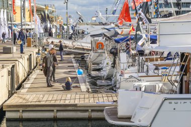 Valencia, İspanya - 5 Kasım 2016. Valencia Boat Show Marina gerçek Juan Carlos ı, Akdeniz kıyısında eski liman.