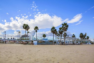 Valencia, İspanya - 5 Kasım 2016. İspanya 'nın Valencia şehrinde Malvarrosa sahilinde deniz cephesi.