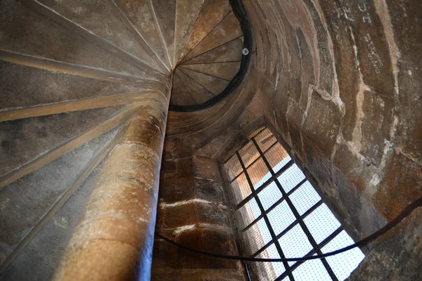 スペイン バレンシア大聖堂大聖堂の聖マリア塔の古い石の階段 — ストック写真