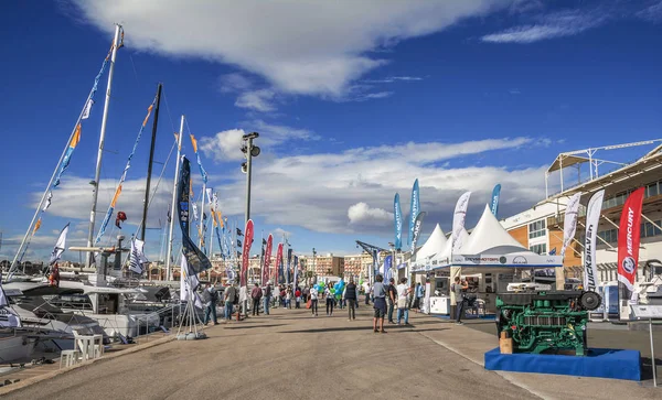 Valencia, İspanya - 5 Kasım 2016. Valencia Boat Show Marina gerçek Juan Carlos ı, Akdeniz kıyısında eski liman.
