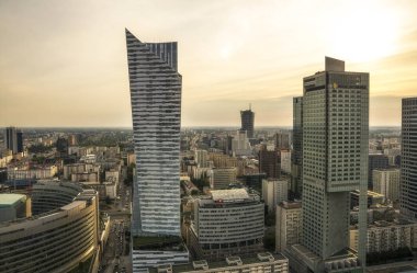Varşova, Polonya - 27 Haziran 2018. Varşova şehir merkezinde gün batımında ticari binalar ile gökdelenler otel ve ofis ile yukarıdan ve kentsel silueti görünümü, Polonya.