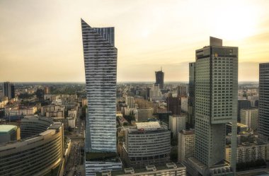 Varşova, Polonya - 27 Haziran 2018. Varşova şehir merkezinde gün batımında ticari binalar ile gökdelenler otel ve ofis ile yukarıdan ve kentsel silueti görünümü, Polonya.