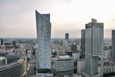 Varşova, Polonya - 27 Haziran 2018. Varşova şehir merkezinde gün batımında ticari binalar ile gökdelenler otel ve ofis ile yukarıdan ve kentsel silueti görünümü, Polonya.