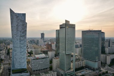 Varşova, Polonya - 27 Haziran 2018. Varşova şehir merkezinde gün batımında ticari binalar ile gökdelenler otel ve ofis ile yukarıdan ve kentsel silueti görünümü, Polonya.