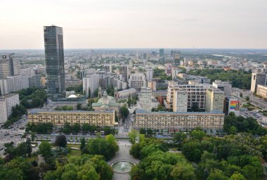 Varşova, Polonya - 27 Haziran 2018. Varşova şehir merkezinde gün batımında ticari binalar ile gökdelenler otel ve ofis ile yukarıdan ve kentsel silueti görünümü, Polonya.