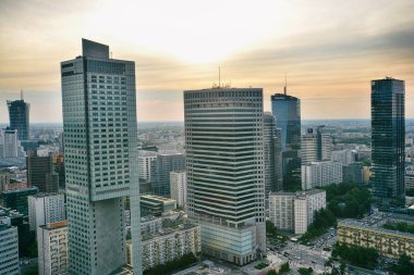 Varşova, Polonya - 27 Haziran 2018. Varşova şehir merkezinde gün batımında ticari binalar ile gökdelenler otel ve ofis ile yukarıdan ve kentsel silueti görünümü, Polonya.