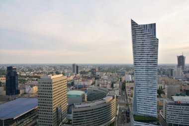 Varşova, Polonya - 27 Haziran 2018. Varşova şehir merkezinde gün batımında ticari binalar ile gökdelenler otel ve ofis ile yukarıdan ve kentsel silueti görünümü, Polonya.
