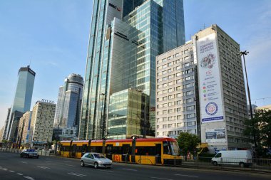 Varşova, Polonya - 27 Haziran 2018. Mimari ve sokak ulaşım merkezi Varşova, Polonya'nın başkenti bina ile renkli cityscape.
