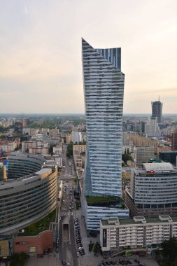 Varşova, Polonya - 27 Haziran 2018. Varşova şehir merkezinde gün batımında ticari binalar ile gökdelenler otel ve ofis ile yukarıdan ve kentsel silueti görünümü, Polonya.