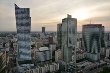 Varşova, Polonya - 27 Haziran 2018. Varşova şehir merkezinde gün batımında ticari binalar ile gökdelenler otel ve ofis ile yukarıdan ve kentsel silueti görünümü, Polonya.